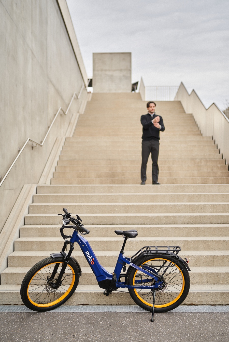 Miloo e-bike in Lausanne on steps by Plateforme 10
